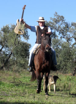 Kralle Krawinkel mit Fender Stratocaster, Pferd und Hund
