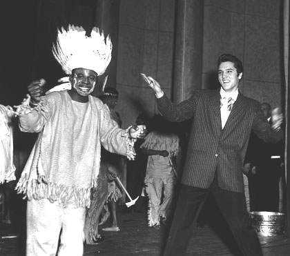 Rufus Thomas präsentiert Elvis Presley an WDIA-Benefizveranstaltung "Goodwill revue" vom 7. Dezember 1956