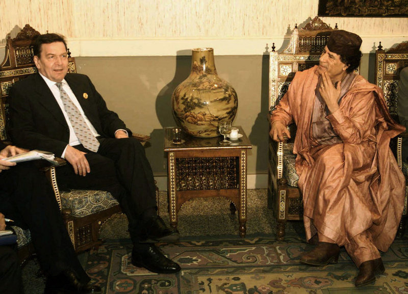 Muammar al-Gaddafi 2004 in Tripolis mit dem deutschen Bundeskanzler Gerhard Schröder