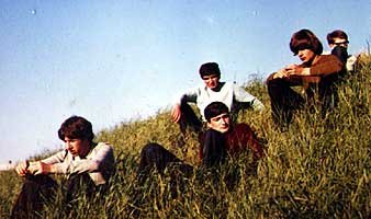 The Macbeats 1965. - Von links nach rechts: Stephan Remmler, Delf Jacobs (vorn), Gerd Schäde (hinten), Hans-Joachim Weichenhain, Horst Bultmann
