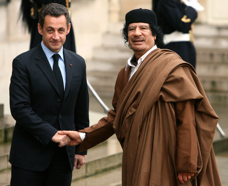 Muammar al-Gaddafi am 10. Dezember 2007 in Paris mit dem französischen Präsidenten Nicolas Sarkozy