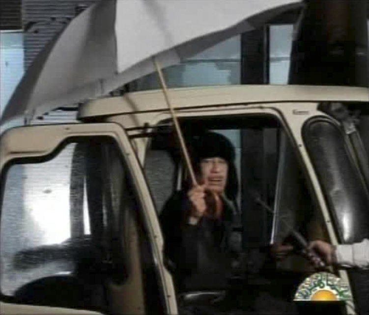 Muammar al-Gaddafi am 22. Februar 2010 in einer Videobotschaft zur Entkräftung des Gerüchts, er sei nach Venezuela geflohen