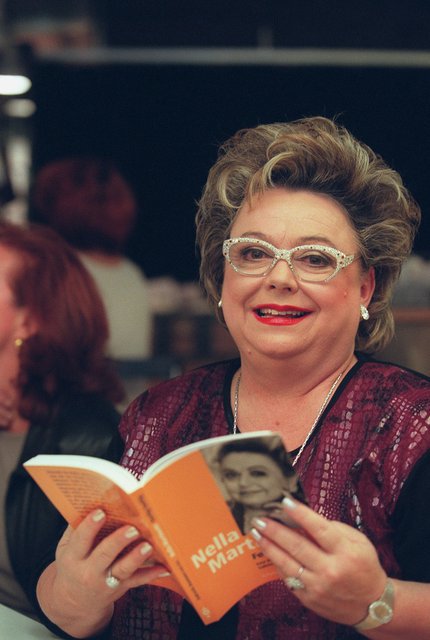 Nella Martinetti 2000 mit einem Exemplar der Biografie Nella Martinetti
