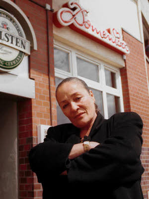 Domenica Niehoff 1998 vor ihrer eigenen Kneipe "Domenica"
