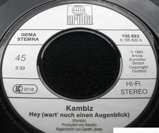 1983 Kambiz 7-45 "Hey! (Wart' noch einen Augenblick)" (DE: Ariola 105 822-100). - Silberne Plattenetikette Seite A