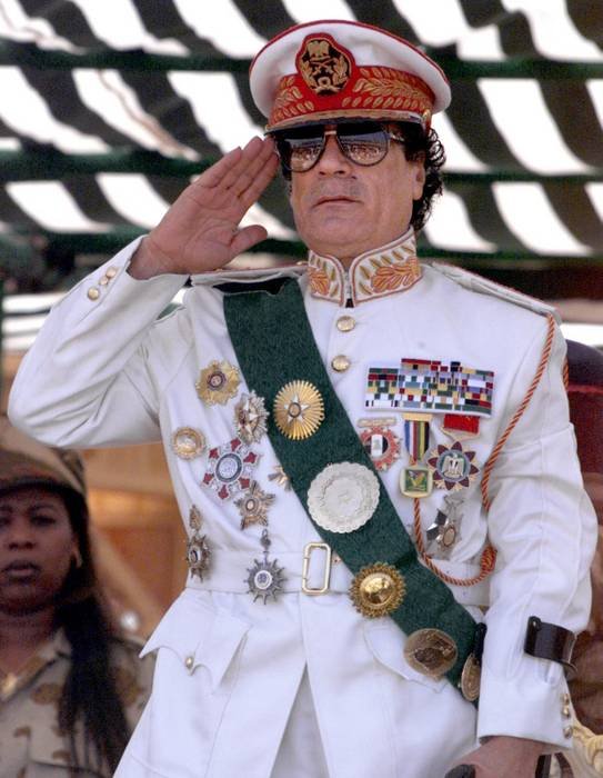 Muammar al-Gaddafi am 7. September 1999 in Tripolis an einer Truppenparade anlässlich des 30. Jahrestages der Libyschen Revolution