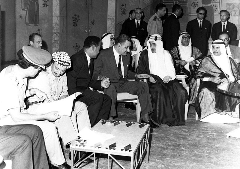 Muammar al-Gaddafi (ganz links) im September 1970 mit PLO-Präsident Yassir Arafat, Sudans Präsident el Nomeri, Ägyptens Präsident Gamal Abdel Nasser, König Faisal von Saudi-Arabien und Kuwaits Scheich Al Sabah