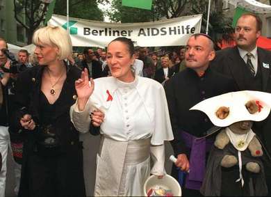 Domenica Niehoff als "Gegenpäpstin" im Juni 1996