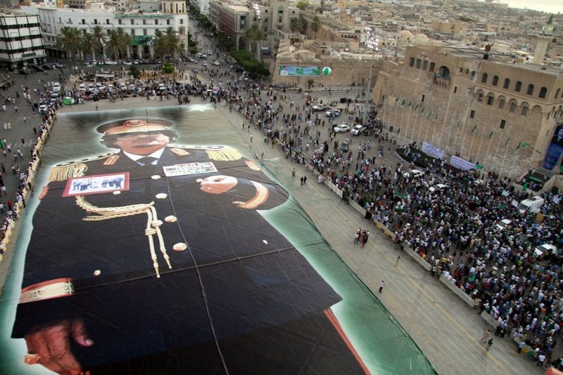 Auf dem zentralen Grünen Platz in Tripolis wird ein riesiges Gaddafi-Bildnis ausgelegt, nachdem Rebellen die Stadt Bengasi eingenommen haben (22. Juli 2011)