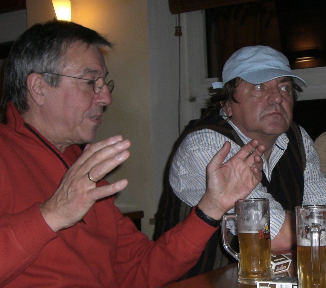 Peter Schimkat und Kralle Krawinkel beim Biertrinken vor der Diskussion