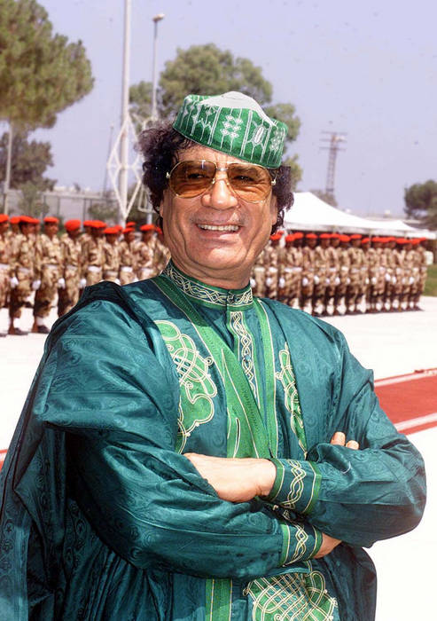 Muammar al-Gaddafi am 13. August 2000 bei einer Parade seiner Truppen