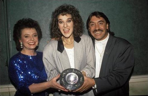 Nella Martinetti, Céline Dion und Atilla Sereftug mit dem Pokal des Grand Prix Eurovision de la Chanson