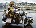 Angy Burri auf seiner Harley Davidson