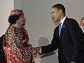Muammar al-Gaddafi und Barack Obama am 8. Juli 2009 in L'Aquila (Italien) anlässlich des G8-Gipfels