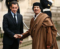 Muammar al-Gaddafi am 10. Dezember 2007 in Paris mit dem französischen Präsidenten Nicolas Sarkozy