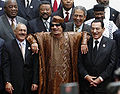 Muammar al-Gaddafi zwischen dem jemenitischen Präsidenten Ali Abdullah Saleh und dem ägyptischen Präsidenten Hosni Mubarak