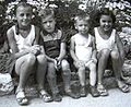 Ursula Friedli, Chrigeli ..., Chlöisu Friedli und Susi ... Anfang der 1950er Jahre am Knospenweg 35 in Bern