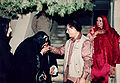 Muammar al-Gaddafi und seine Frau (hinten rechts) mit unbekannten Verehrerinnen