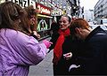 Domenica Niehoff verteilt im Oktober 1996 Kondome an drogenabhängige Prostituierte