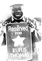 Rufus Thomas 1997 mit dem Schild zu seinem persönlichen Parkplatz. - Foto: René Wu
