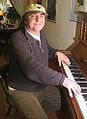 Gert Krawinkel zuhause am Klavier