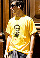 Three Ball Charlie als T-Shirt-Motiv am Körper eines jungen Mannes