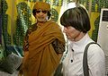 Muammar al-Gaddafi am 13. Juni 2010 in Tripolis mit der schweizerischen Aussenministerin Micheline Clamy-Rey