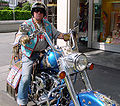 Angy Burri auf seiner Harley Davidson