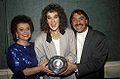 Nella Martinetti, Céline Dion und Atilla Sereftug mit dem Pokal des Grand Prix Eurovision de la Chanson