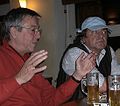 Peter Schimkat und Kralle Krawinkel beim Biertrinken vor der Diskussion